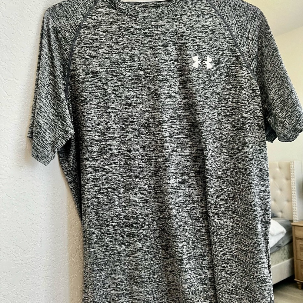 Under Armour Men's Black and Gray Short Sleeve Tee